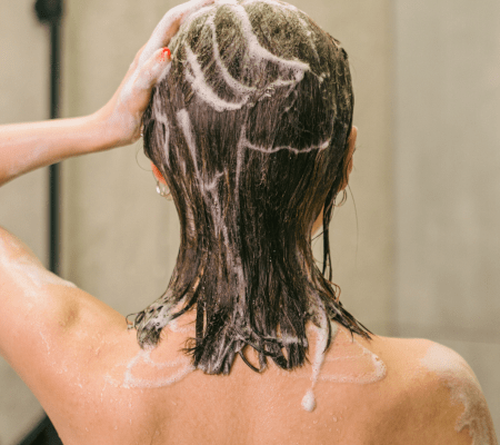 Szampon na AZS. Jaki szampon do wrażliwej i atopowej skóry głowy?