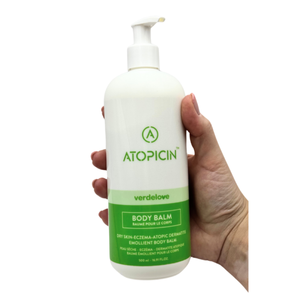 Balsam natłuszczający do skóry atopowej Atopicin – skóra atopowa – 500 ml - widok na dłoni Balsam natłuszczający do skóry atopowej Atopicin – skóra atopowa – 500 ml - widok na dłoni