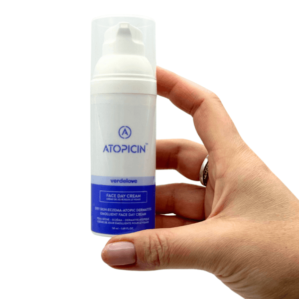 Krem na atopowe zapalenie skóry do twarzy na dzień Atopicin - widok w dłoni Krem na atopowe zapalenie skóry do twarzy na dzień Atopicin - widok w dłoni