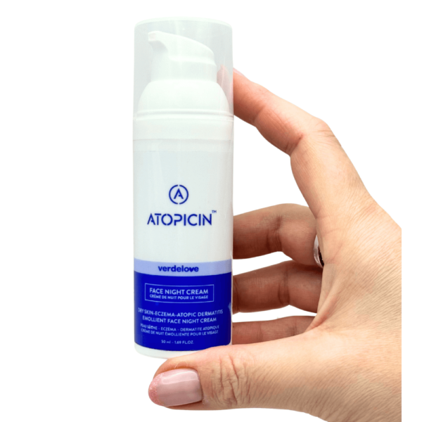 Krem na atopowe zapalenie skóry do twarzy na noc Atopicin – skóra atopowa – 50 ml - widok w dłoni Krem na atopowe zapalenie skóry do twarzy na noc Atopicin – skóra atopowa – 50 ml - widok w dłoni