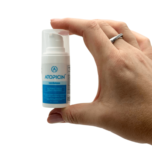 Krem na atopowe zapalenie skóry pod oczy i na powieki Atopicin – skóra atopowa – 15 ml - widok w dłoni Krem na atopowe zapalenie skóry pod oczy i na powieki Atopicin – skóra atopowa – 15 ml - widok w dłoni