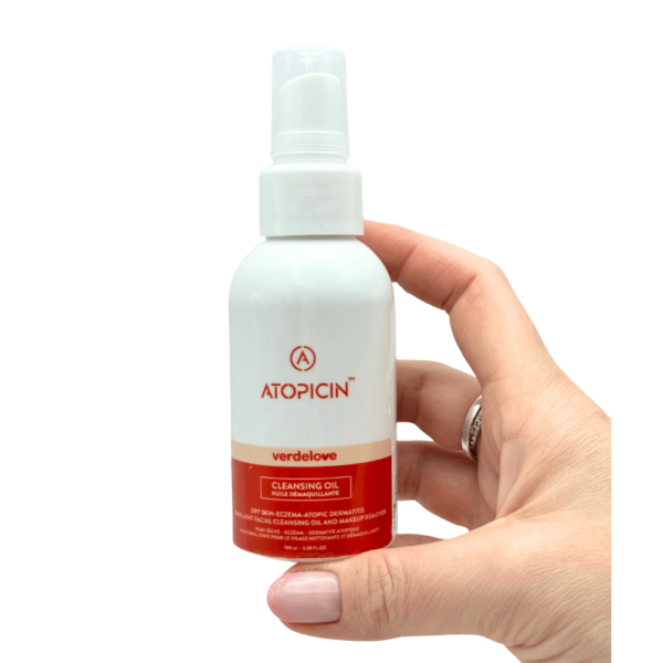 Olejek myjący do twarzy przy skórze atopowej Atopicin – skóra atopowa - dłoń Olejek myjący do twarzy Atopicin - przy skórze atopowej. Skóra Atopowa - wygląd produktu w dłoni